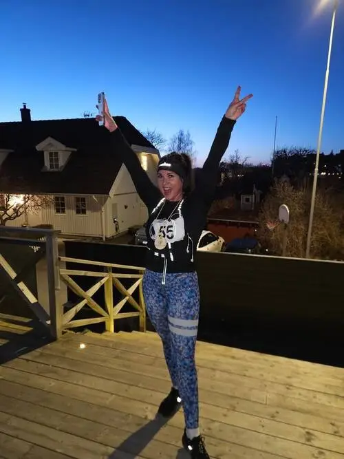 HackaDittLivLoppet 2025 Backyard Ultra - Kvinna firar med medalj i nattskymningen
