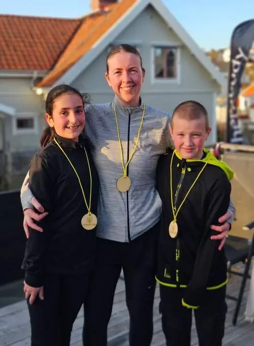 HackaDittLivLoppet 2025 Backyard Ultra - Mamma och barn med medaljer