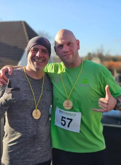 HackaDittLivLoppet 2025 Backyard Ultra - Två vänner med medaljer