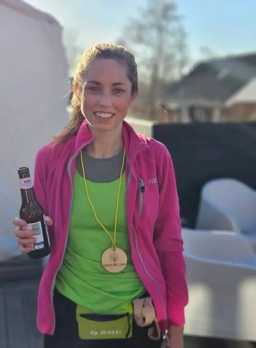 HackaDittLivLoppet 2025 Backyard Ultra - Deltagare med medalj och välförtjänt öl