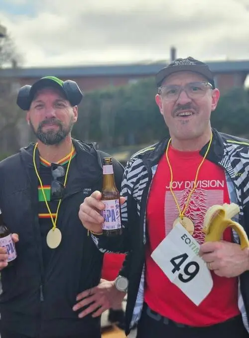 HackaDittLivLoppet 2025 Backyard Ultra - Deltagare firar med öl och banan efter loppet