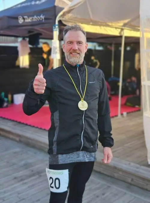 HackaDittLivLoppet 2025 Backyard Ultra - Par med medaljer, hon biter i sin