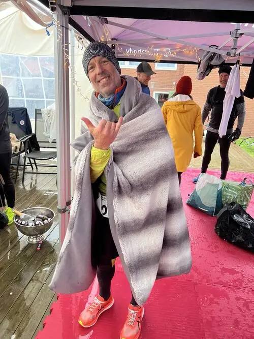 HackaDittLivLoppet 2025 Backyard Ultra - Två löpare arm i arm efter loppet