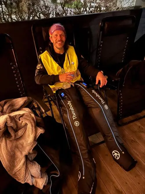 HackaDittLivLoppet 2025 Backyard Ultra - Deltagare vilar med filt och varmt kaffe