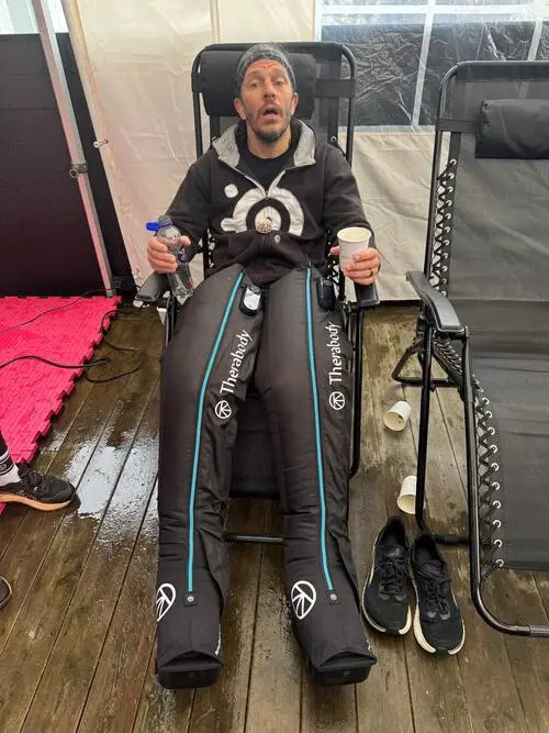 HackaDittLivLoppet 2025 Backyard Ultra - Deltagare sitter utmattad under tältet