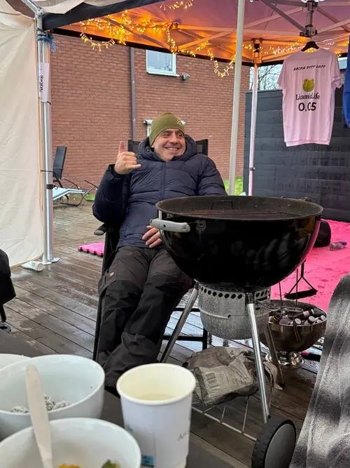 HackaDittLivLoppet 2025 Backyard Ultra - Arrangör vid grillen under tältet