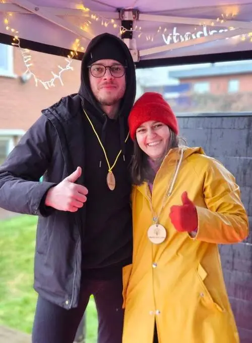 HackaDittLivLoppet 2025 Backyard Ultra - Par med medaljer och tumme upp