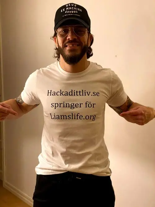 Christian Wederbrand visar Hackadittliv-tröjan, Springer för Liam's Life